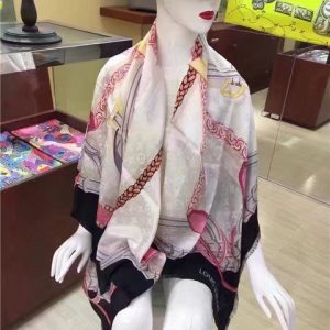 Louis Vuitton Chain Me Square Shawl