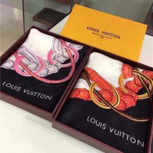 Louis Vuitton Chain Me Square Shawl