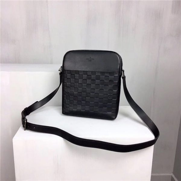 Louis Vuitton District Pochette