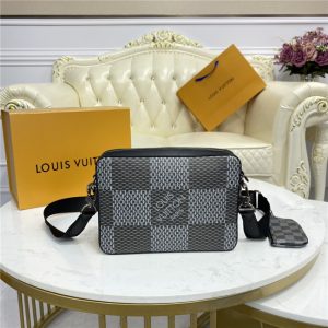 Louis Vuitton Trio Messenger